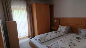 Postel nebo postele na pokoji v ubytování Gasthof Schönblick Rußbach