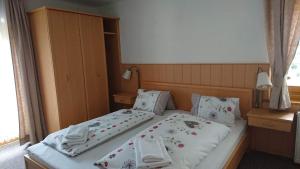 Postel nebo postele na pokoji v ubytování Gasthof Schönblick Rußbach
