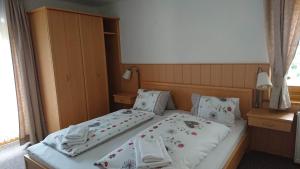 Postel nebo postele na pokoji v ubytování Gasthof Schönblick Rußbach