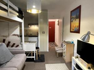 salon z kanapą i kuchnią w obiekcie Studio avec Clim, Parking et Balcon - 3 personnes w mieście Bormes-les-Mimosas +1 zdjęcie