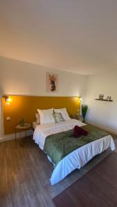 ein Schlafzimmer mit einem großen Bett in einem Zimmer in der Unterkunft Joli Appartement 27m2 Oasis Provençale en village vacances en Camargue in Arles