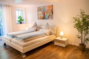 A bed or beds in a room at Apartment DaVinci - Sauna, Kamin, Garten, E-Bikes