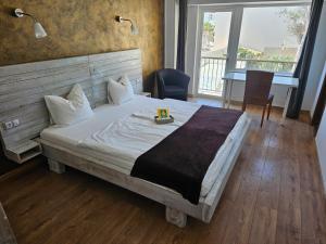 een slaapkamer met een bed, een tafel en een raam bij SEVEN Hostal in Cala Millor