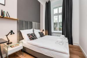 Postel nebo postele na pokoji v ubytování Neues Design-Apartment in Friedrichshain