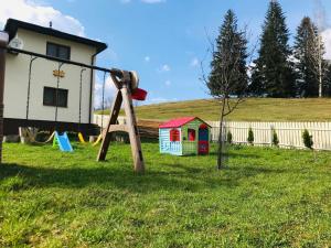 un parco giochi in un cortile con altalena di Guest House La TaTa a Gura Haitii