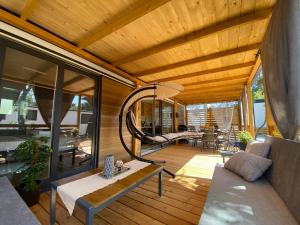 una gran sala de estar con techo de madera. en Mobile Home Saky, Camp Soline en Biograd na Moru