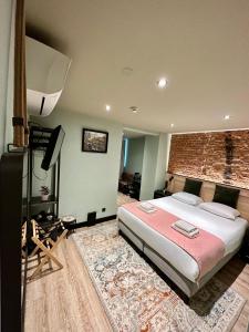 Кровать или кровати в номере BEAUTiQUE HOTEL CITY CENTRE