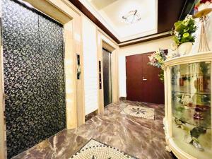 a hallway with a walk in shower in a house at 嵐 Hotel Arashi 心斎橋店 in Osaka