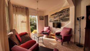 sala de estar con sofá y 2 sillas en 1Aur04, en Calella de Palafrugell