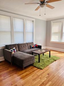 uma sala de estar com um sofá e uma mesa em Dale first floor em Richmond Heights