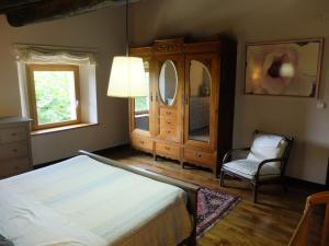 a bedroom with a bed and a dresser and a chair at Etxetxobarri, caserío independiente con vistas a la crestería de Anboto 