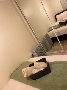 Habitación pequeña con cama con espejo en Cozy Homestay en Croydon