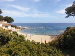 uma vista para uma praia com o oceano em Résidence Le Clos D'Azur em Fréjus
