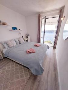 um quarto com uma cama grande com duas toalhas em Apartments Sv.Jakov em Dubrovnik