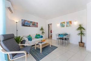 カルヴォエイロにあるApartment Felizのソファとテーブルのあるリビングルーム