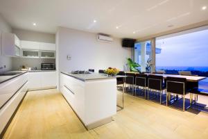 Una cocina con gabinetes blancos y una ventana grande. en Villa Monsoon, en Nathon Bay