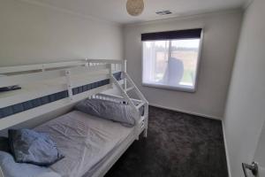 Poschodová posteľ alebo postele v izbe v ubytovaní The Bunker Normanville