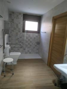 La salle de bains est pourvue d'une baignoire, de toilettes et d'un lavabo. dans l'établissement La Olma, à Campillo de Aranda