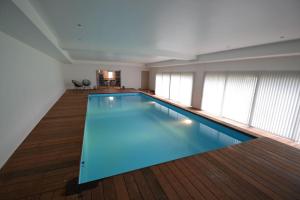 Bazén v ubytovaní Gîte du Lac des Miroirs avec piscine privée alebo v jeho blízkosti