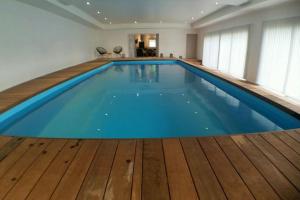 Bazén v ubytovaní Gîte du Lac des Miroirs avec piscine privée alebo v jeho blízkosti