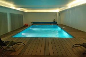 Bazén v ubytovaní Gîte du Lac des Miroirs avec piscine privée alebo v jeho blízkosti