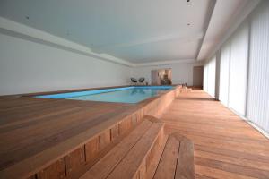 Bazén v ubytovaní Gîte du Lac des Miroirs avec piscine privée alebo v jeho blízkosti