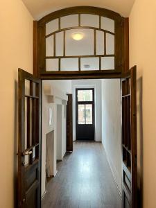 pusty korytarz z drzwiami w domu w obiekcie Classic apartments Pilsudskiego street w Krakowie