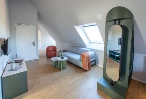 1860 hotel im dinkelhaus في Neuenhaus: غرفة معيشة مع أريكة ومرآة