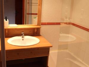 a bathroom with a sink and a bath tub at Appartement Montagne pour 6 pers, proche télécabine - FR-1-165A-53 in Uvernet-Fours