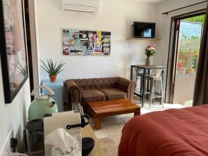 a living room with a couch and a table at Les micocouliers in Lagnes