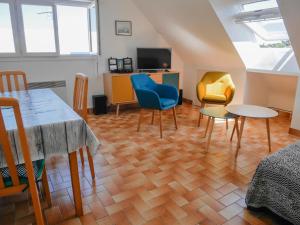 ein Wohnzimmer mit einem Esstisch und Stühlen in der Unterkunft Appartement rénové avec vue mer au Palais, proche commerces - FR-1-418-175 in Le Palais