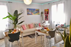 een woonkamer met een bank en een tafel bij B&B Rosa dei Venti in Santa Teresa Gallura