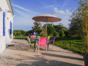 Ogród w obiekcie Maison Neuve Confortable Proche Plages à Locmaria – Jardin, Terrasse, Wifi, Classée 3* - FR-1-418-209