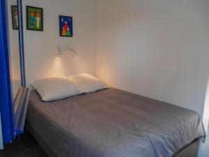 Posteľ alebo postele v izbe v ubytovaní Villa contemporaine avec vue mer à Sauzon - FR-1-418-201