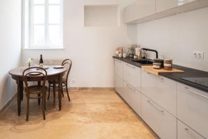 Kuchnia lub aneks kuchenny w obiekcie L'appartement du Cellier
