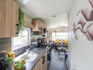 Dapur atau dapur kecil di Caban Cwtch The Cosy Cabin
