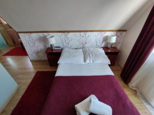 a bedroom with a bed with two towels on it at Tatrzańska Panorama in Gliczarów