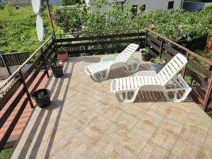 2 weiße Sessel auf einer Terrasse in der Unterkunft Guesthouse Suzy in Pula