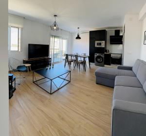 Televízia a/alebo spoločenská miestnosť v ubytovaní Bonito Apartamento Mar Azul