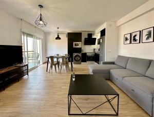 Televízia a/alebo spoločenská miestnosť v ubytovaní Bonito Apartamento Mar Azul