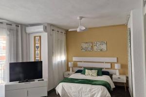 Posteľ alebo postele v izbe v ubytovaní Fully-equipped, ideal beach-front apartment + 16 fotografií
