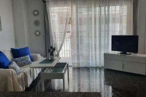 Televízia a/alebo spoločenská miestnosť v ubytovaní Fully-equipped, ideal beach-front apartment