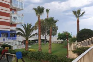Vonkajšia záhrada v ubytovaní Fully-equipped, ideal beach-front apartment