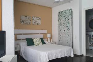 Posteľ alebo postele v izbe v ubytovaní Fully-equipped, ideal beach-front apartment