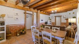 - une cuisine et une salle à manger avec une table et des chaises dans l'établissement Cortijo Rueda Campos Tolox by Ruralidays, à Alozaina