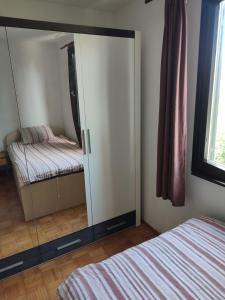 uno specchio in una camera da letto con un letto e una finestra di Guesthouse Suzy a Pola (Pula)