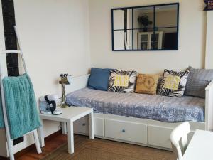 a small room with a bed and a mirror at LA TERRAZA DE PLAYA ESTAÑO in Gijón