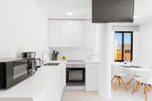 Kuchnia lub aneks kuchenny w obiekcie MEDANO4YOU White Dream Penthouse