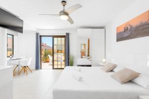 Łóżko lub łóżka w pokoju w obiekcie MEDANO4YOU White Dream Penthouse