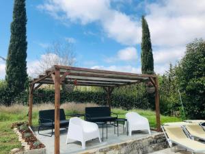 A garden outside MEA CASA Toscana